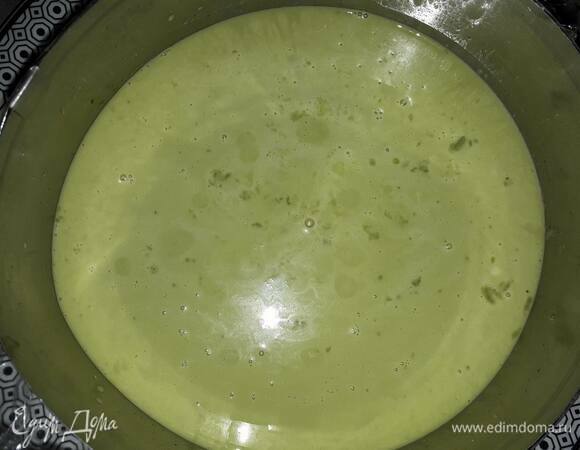 Натяните пищевую пленку на пекарский круг диаметром 18 см. В центр уложите ягодную вставку, вылейте панна коту поверх вставки и поставьте в морозилку на час.