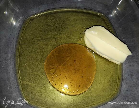 Для миндально-оливкового крема взбейте сливочное и оливковое масло с медом и солью.