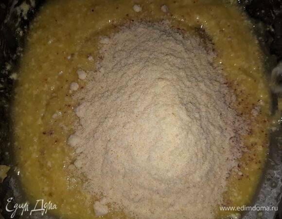 Вмешайте миндаль.