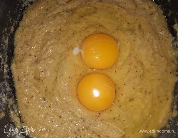 Взбейте вместе с яйцами.