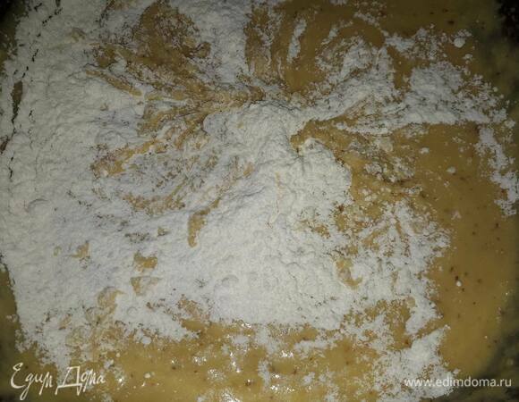 Вмешайте муку.