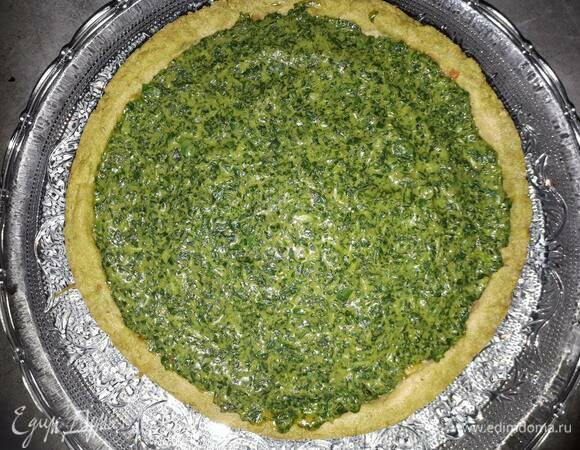 Выложите пюре тонким слоем на миндальный крем.