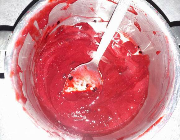 Пюрируйте ягоды (я взяла черную смородину и малину), процедите через сито или марлю, чтобы убрать косточки. Затем доведите до кипения, вмешайте желатин и дайте остыть.