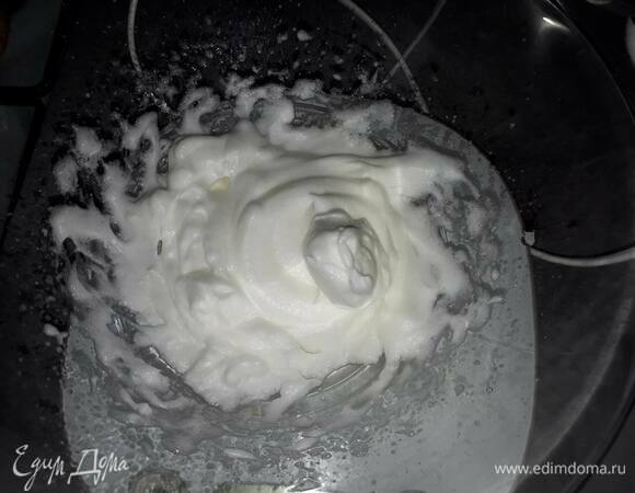 Взбейте белок в пену (25 г — примерно половина яйца).