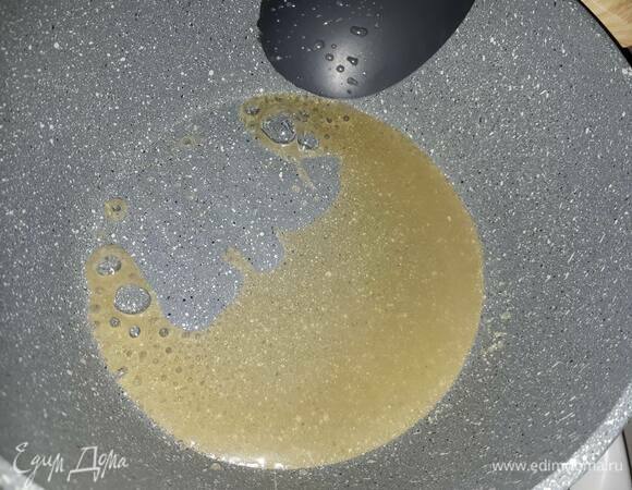 Воду с сахаром доведите до кипения и проварите пару минут (если у вас есть термометр, то до температуры 118°C).