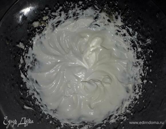 Влейте тонкой струйкой сироп в белок, постоянно взбивая. Продолжайте взбивать до блеска и устойчивых пиков — у нас получилась итальянская меренга.