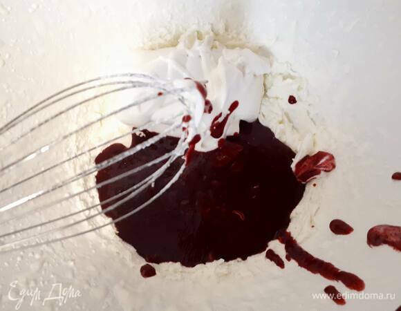 Добавьте меренгу и ягодное пюре и хорошо размешайте.