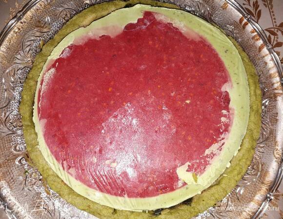 Выложите панна котту на тарт вставкой сверху.