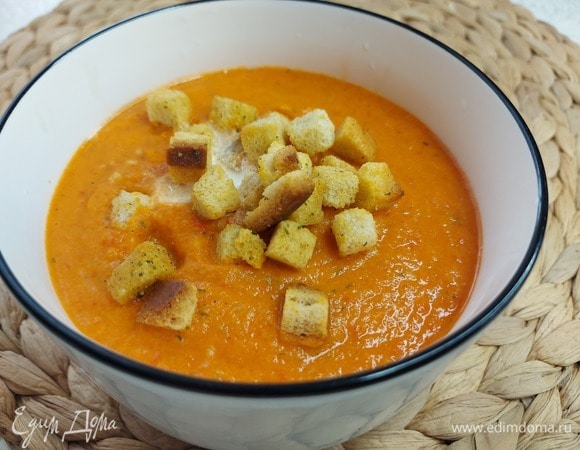 Снять кожицу с перцев, нарезать перец и добавить в кастрюлю. Сделать то же самое с цветной капустой. Варить суп на медленном огне в течение 10 минут. Пюрировать суп, добавив по вкусу соль и перец. Подавать с сухариками и по желанию немного сливок. Приятного аппетита!