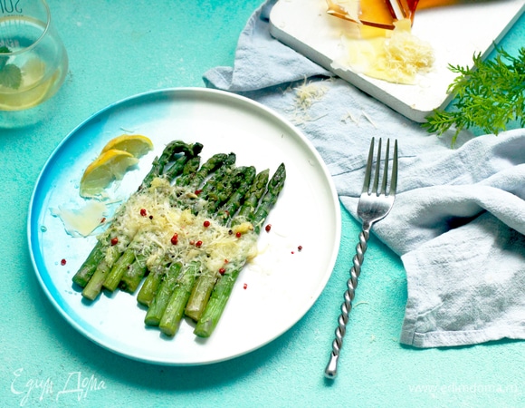 Готовое блюдо сбрызгиваем соком лимона, а ломтики укладываем рядом. Подаем!