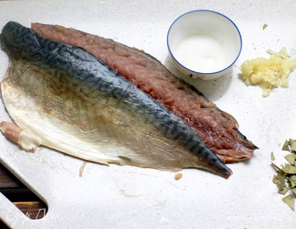 Рыбу моем, убираем внутренности, очищаем от черной пленки внутри, отрезаем хвост, голову и плавники. Промываем. Затем разрезаем по хребту на 2 части и удаляем кости. У нас получилось 2 филе скумбрии.