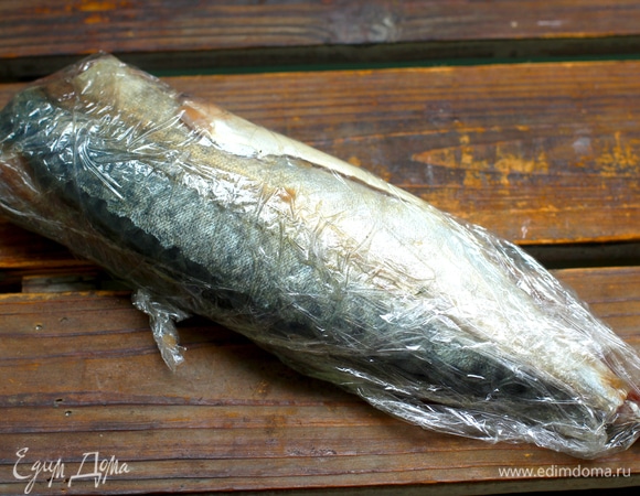 Соединяем 2 части филе и туго заматываем в пищевую пленку. Теперь убираем на 3–5 часов в холодильник, а затем — на сутки в морозилку.