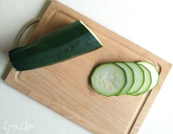 Нарежем колечками молодой кабачок. Его мы будем запекать в духовке.