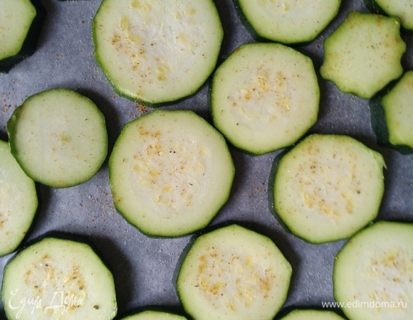 Солим, перчим, посыпаем сушеным чесноком и паприкой. И отправляем в разогретую духовку на 15 минут.