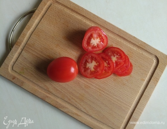 Пока готовится кабачок, подготовим остальные ингредиенты. Нарежем кружочками помидоры.