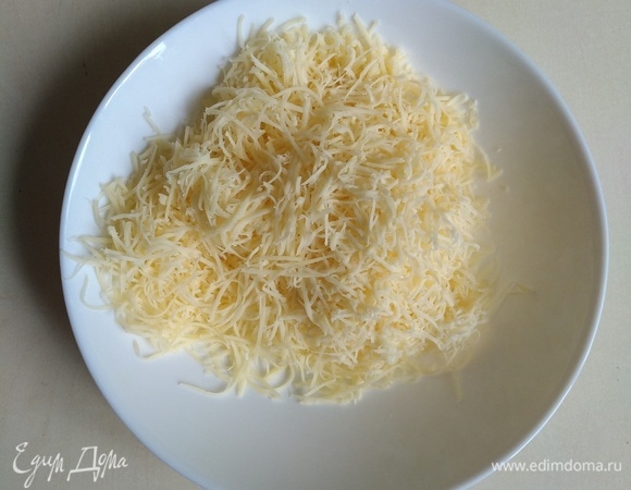 Натираем сыр.