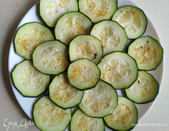 Кабачок выкладываем на тарелку.