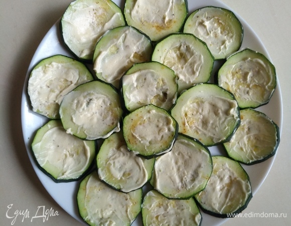 Слегка смазываем майонезом.