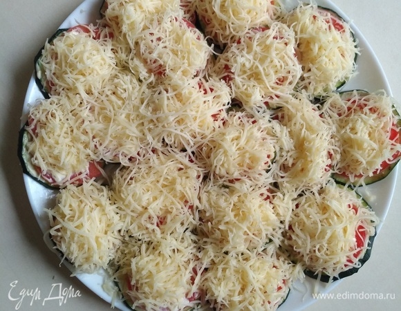 Сверху посыпаем сыром. Наше прекрасное блюдо готово. Приятного аппетита!