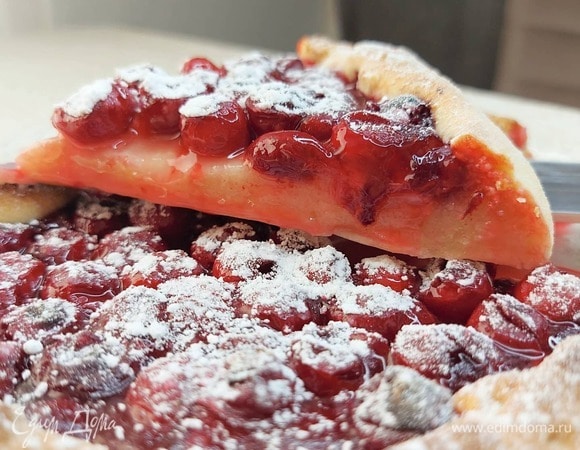 Заверните края теста к центру, поставьте в духовку, выпекайте при температуре 180°C 45 минут (в зависимости от вашей духовки). Готовой галете дайте немного остыть, посыпьте ее сахарной пудрой и подавайте к столу. Приятного аппетита ♥️