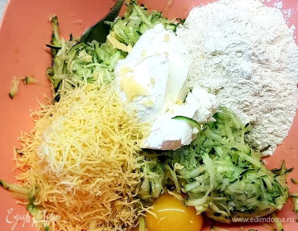 Кабачок натереть на крупной терке и хорошо отжать от жидкости. Добавить яйцо, творожный сыр, сыр, натертый на мелкой терке, муку. Все хорошо перемешать. Посолить по вкусу.