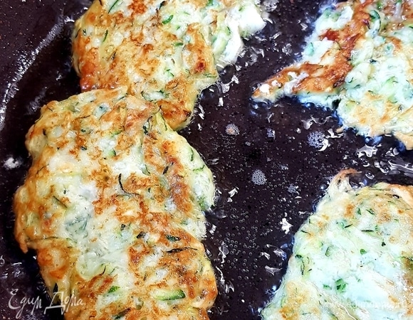 Разогреть подсолнечное масло на сковороде, выложить кабачковое тесто столовой ложкой в виде оладушка. Выпекать с каждой стороны до золотистого цвета.