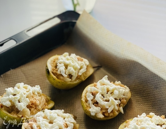 Моцареллу натереть на крупной терке и посыпать сверху все начиненные лодочки.