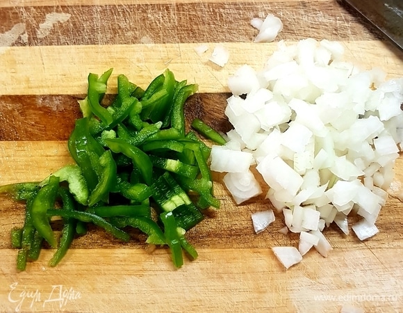 Лук мелко нарезать, перец нарезать тонкими полосками. Добавить все к фаршу.