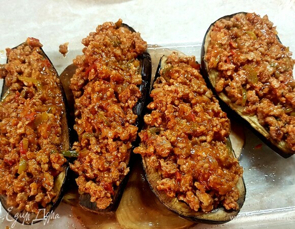 Выложить фарш в подготовленные лодочки. Поставить в духовку на 15 минут.