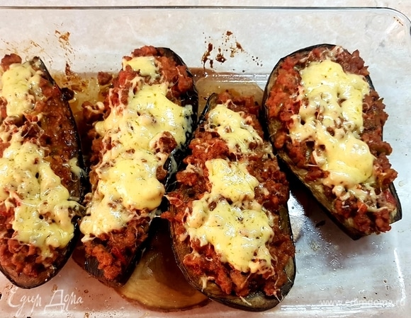 Сыр натереть на мелкой терке, посыпать баклажаны и поставить в духовку, чтобы он расплавился.