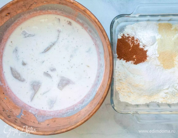 В миску среднего размера добавьте простоквашу, лимонный сок, 1 столовую ложку соли и черный перец. Используйте вилку, чтобы перемешать. Нарежьте куриные грудки на полоски толщиной 3 см и длиной 7–9 см. Постарайтесь сделать их примерно одинакового размера, чтобы они могли готовиться равномерно. Добавьте куриные полоски в маринад и оставьте мариноваться от часа до ночи в холодильнике.