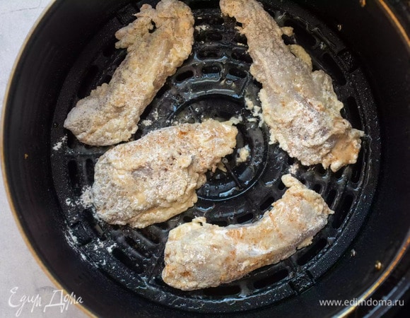 Убедитесь, что куриные грудки уложены одним слоем с небольшим промежутком между ними. Хорошо опрыскайте тен аэрогриля антипригарным спреем. Жарить при 180°C в течение 6 минут. Затем переверните и жарьте еще 6 минут. Вы можете подержать приготовленную курицу в теплой духовке, пока не будет готова вся партия.