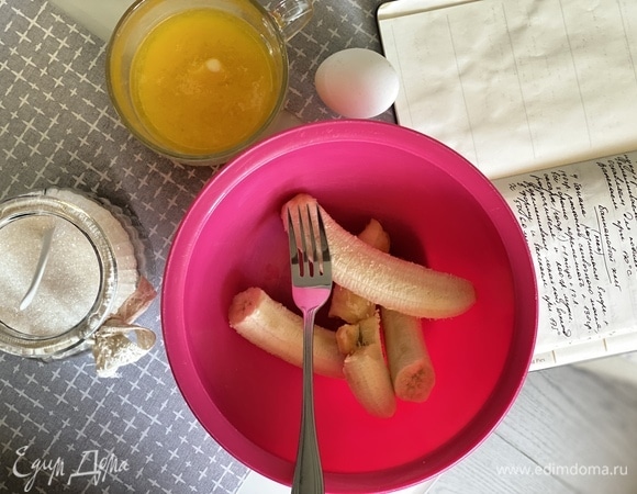 Бананы размять вилкой в пюре, добавить растопленное сливочное масло, хорошо перемешать. Затем — сахар, яйцо.