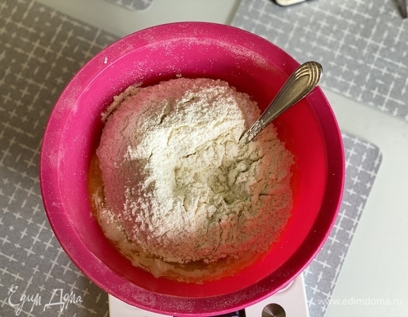 Добавить муку и разрыхлитель. Перемешать до состояния однородного теста.