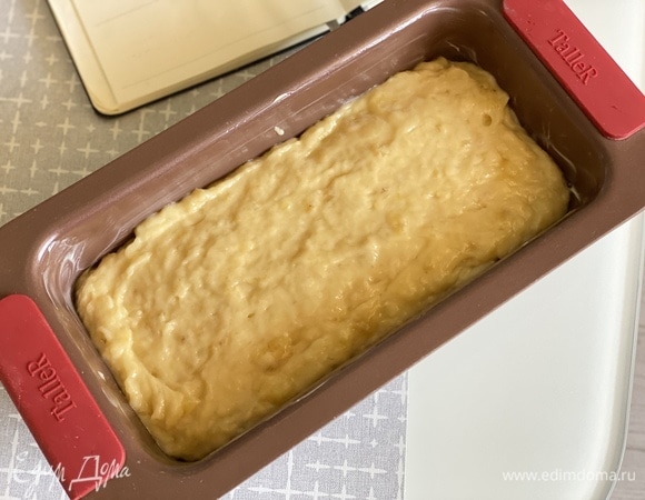 Форму для выпечки смазать сливочным маслом, выложить тесто, разровнять и выпекать при 175°C 50–60 минут.