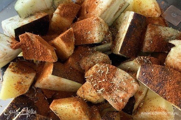 Картофель очистить, нарезать крупными кубиками. Баклажаны, не очищая, нарезать такими же кусочками, как и картофель. Добавить соль, приправу «Для картофеля», оливковое масло, перемешать.