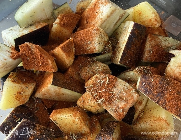 Картофель очистить, нарезать крупными кубиками. Баклажаны, не очищая, нарезать такими же кусочками, как и картофель. Добавить соль, приправу «Для картофеля», оливковое масло, перемешать.
