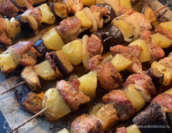 Запекать 20 минут, затем перевернуть и еще 15 минут, всего по времени 35 минут. Подавать горячими!