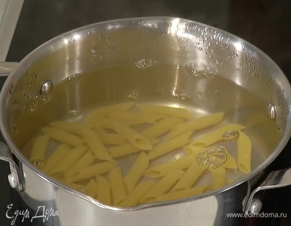 Пенне отварить в подсоленной воде, слегка недоварив, затем откинуть на дуршлаг.