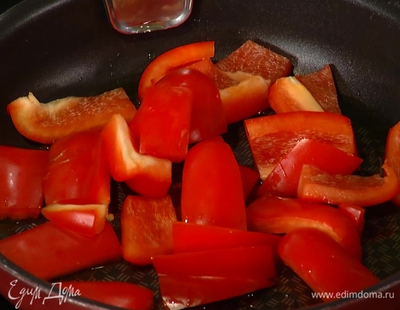 Сладкий перец, удалив плодоножку с семенами, нарезать крупными кубиками.