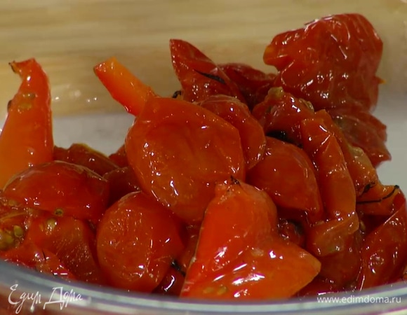 В сковороде, которую можно ставить в духовку, разогреть оливковое масло и прогреть нарезанные овощи, затем снять с огня, посолить, поперчить и запекать под грилем до готовности 10–15 минут.