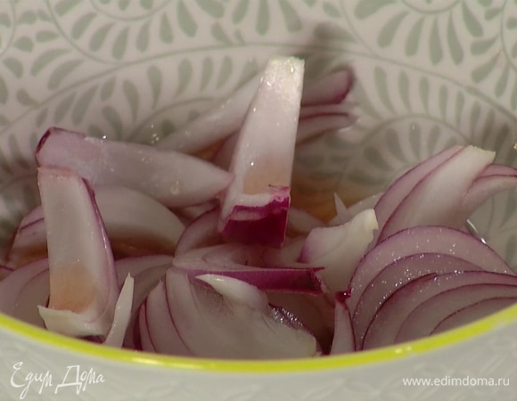 Красный лук почистить, нарезать тонкими дольками и замариновать в уксусе.