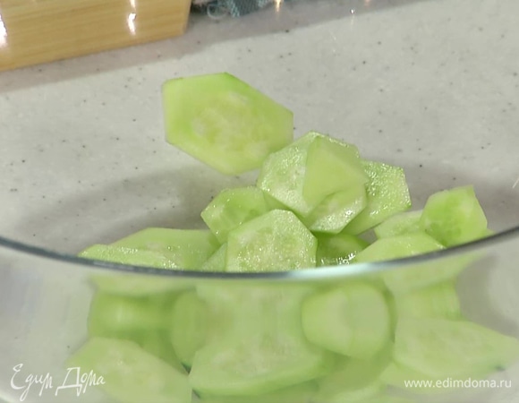 Огурцы очистить от кожуры, нарезать кружками и выложить в глубокую посуду вместе с салатным миксом.