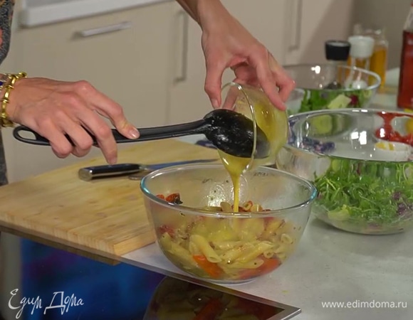 Отваренные пенне смешать с запеченными овощами и оставшейся заправкой.