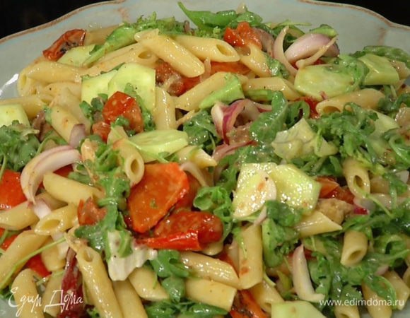 К огурцам с салатом добавить разделенное на кусочки филе макрели, макароны с овощами, все перемешать и подавать на большой тарелке.