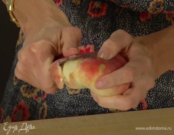 Персики очистить от кожуры, нарезать небольшими кусочками, выложить в миску со льдом и сбрызнуть лимонным соком.