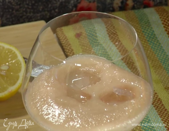 Охлажденные персики измельчить блендером в пюре и перелить в высокий бокал, добавить несколько кубиков льда.