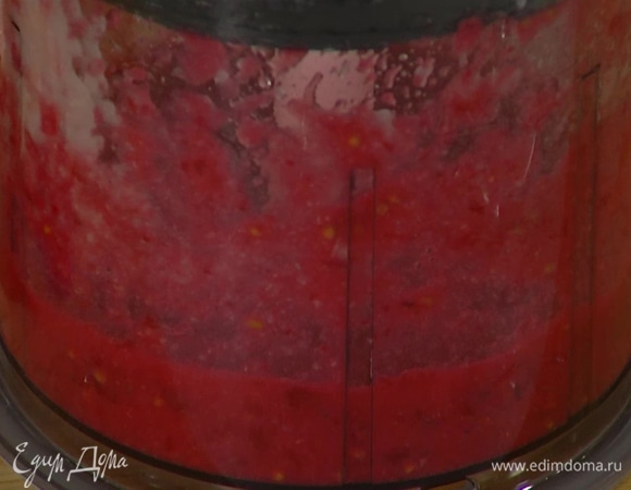 Красную смородину измельчить блендером в пюре (одну веточку оставить для украшения).