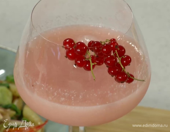 Три ч. ложки смородинового пюре протереть через сито в бокал с персиками, все перемешать, влить воду, еще раз перемешать и украсить бокал веточкой красной смородины.