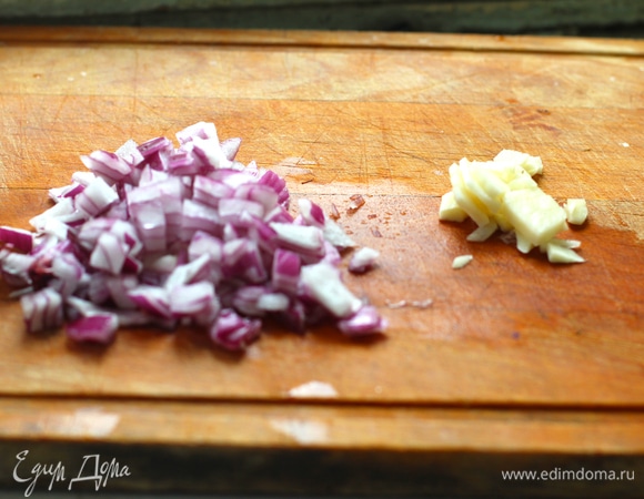 На сковороде обжарить до прозрачности нашинкованный лук и чеснок.